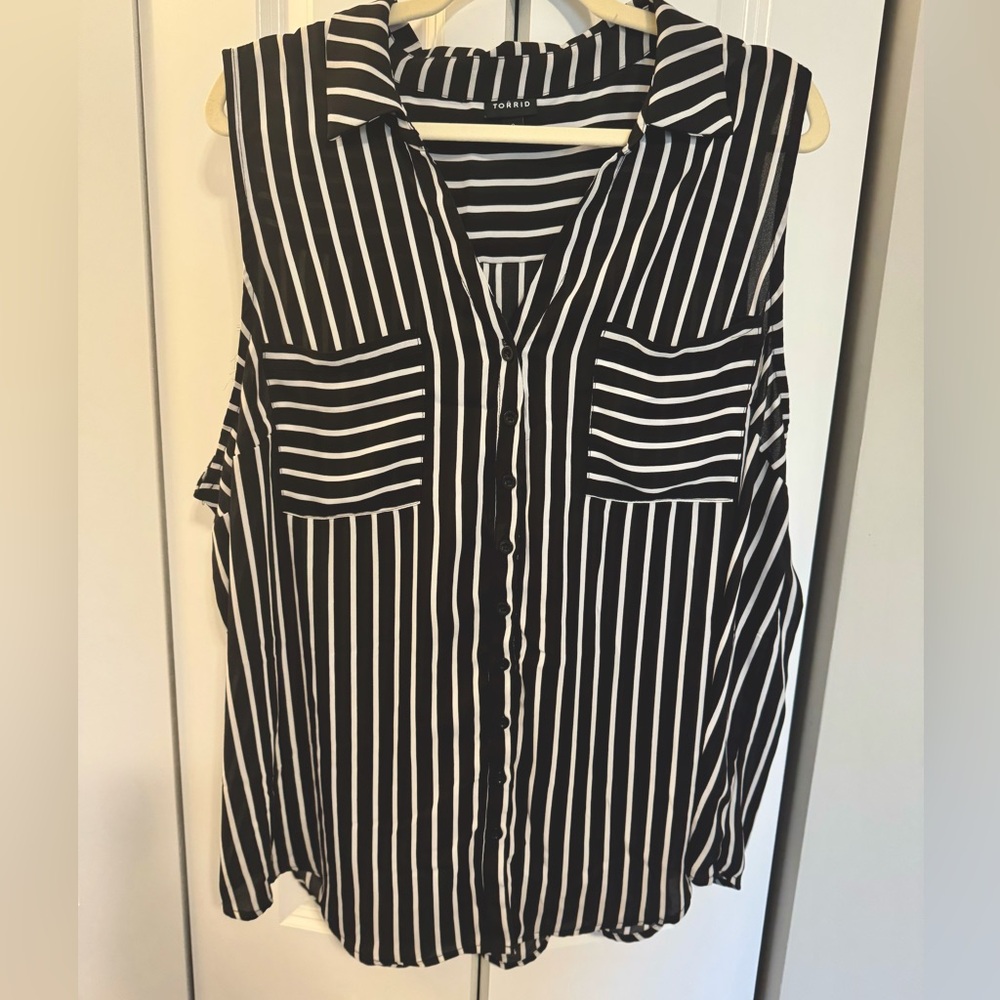 Torrid Sleeveless Blouse size 3